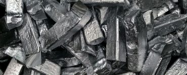 Plusieurs blocs d'alliage d'aluminium entreposés dans un bac