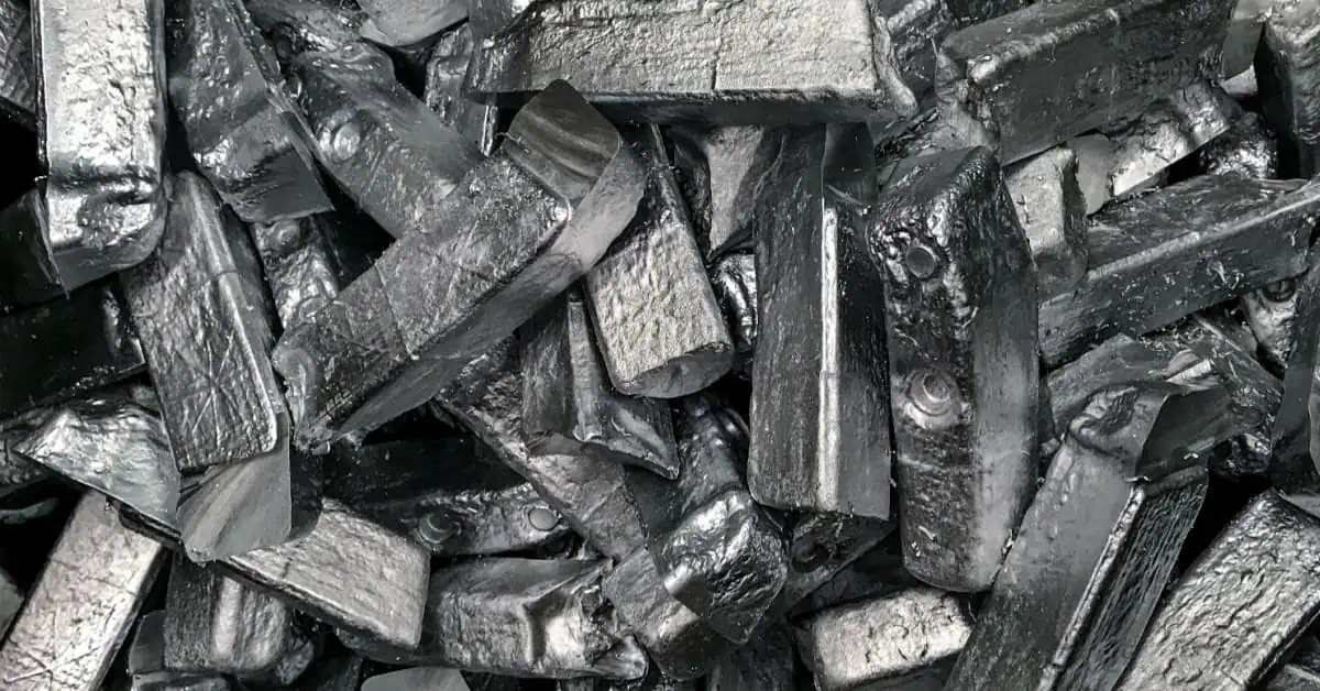 Plusieurs blocs d'alliage d'aluminium entreposés dans un bac