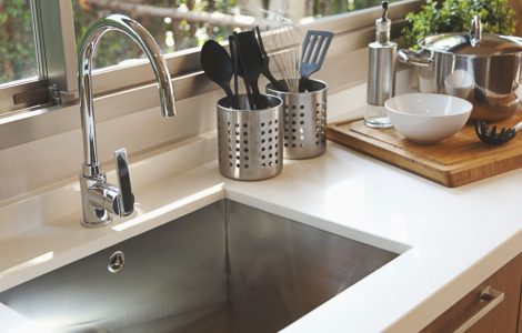 Evier de cuisine encastré et robinet chromé