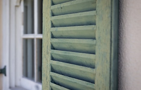 Focus sur les volets en bois d'une fenêtre à battants