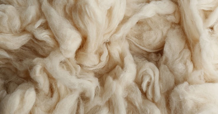 De la laine blanche posée sur une surface plane