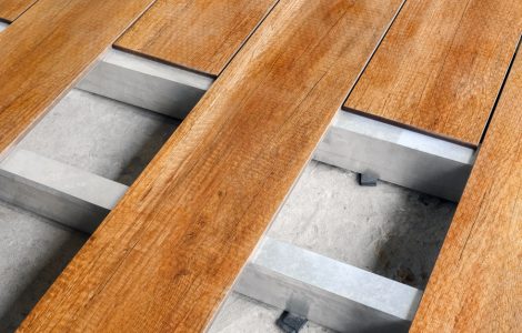 Travaux d'installation du parquet en bois