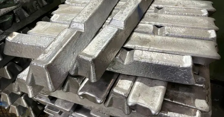 Lingots en alliage d'aluminium empilés