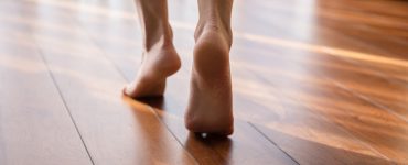 Une femme marchant pieds nus sur sur le parquet