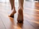 Une femme marchant pieds nus sur sur le parquet