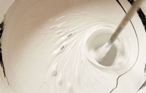 Mélange de peinture blanche dans un seau