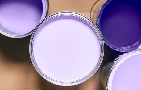 Vue de dessus de différents pots de peinture bleus et violets