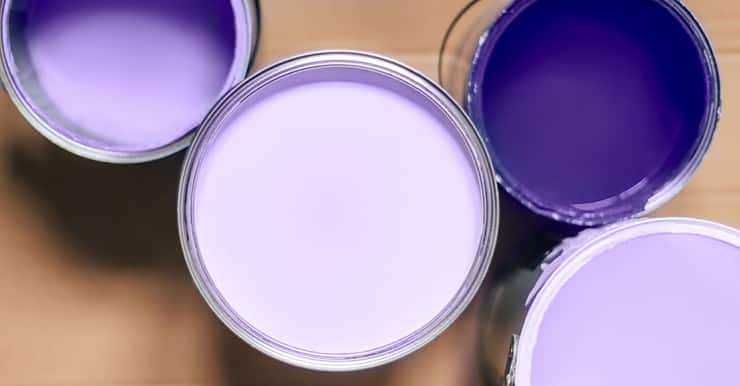 Vue de dessus de différents pots de peinture bleus et violets
