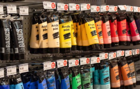 Différents tubes de peinture acryliques exposés dans un magasin