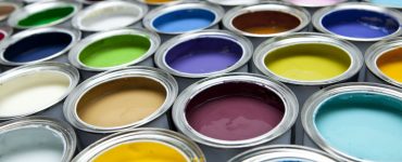 Des pots de peinture de différentes couleurs ouverts