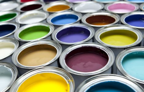 Des pots de peinture de différentes couleurs ouverts