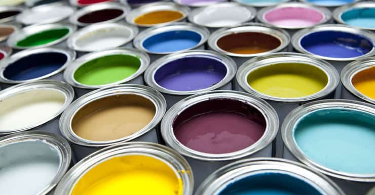 Des pots de peinture de différentes couleurs ouverts