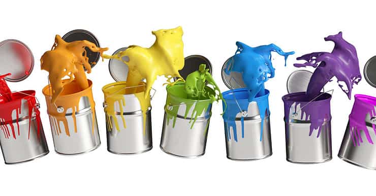 Des pots de peinture de différentes couleurs qui éclaboussent