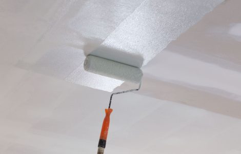 Peindre un plafond avec un rouleau de peinture