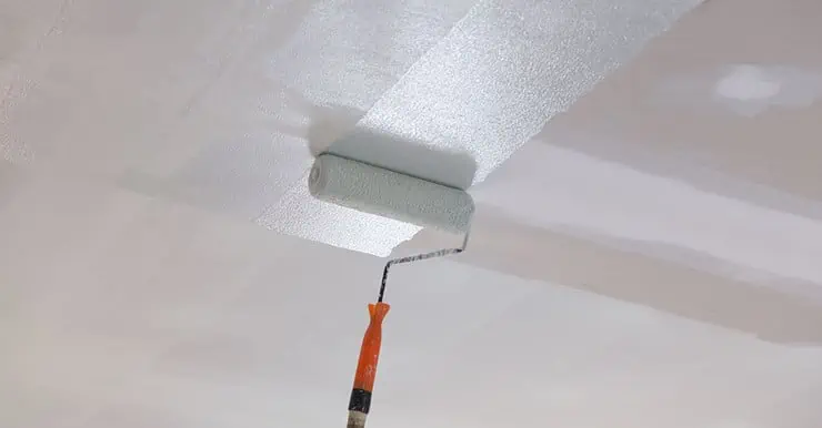 Peindre un plafond avec un rouleau de peinture