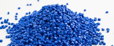 Des granules bleus sur fond blanc