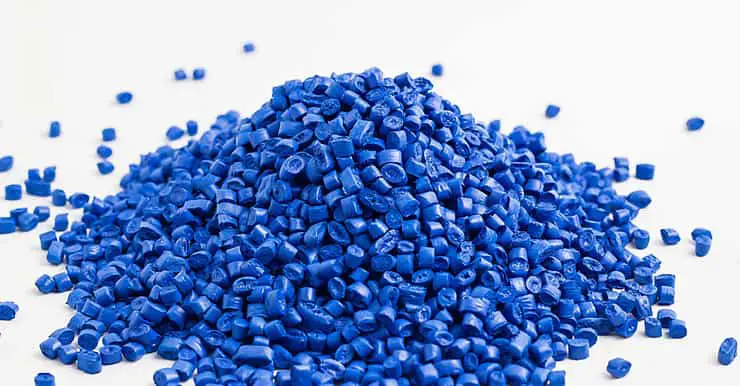 Des granules bleus sur fond blanc