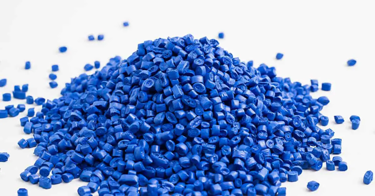 Des granules bleus sur fond blanc