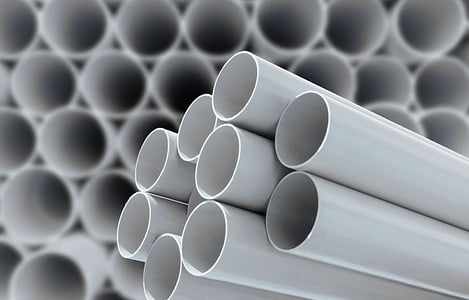 Tuyaux en PVC empilés dans un entrepôt