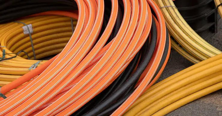 Des bobines de tubes de PVC de différentes couleurs