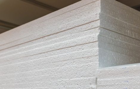 Des feuilles épaisses en polystyrène expansées empilées dans un entrepôt