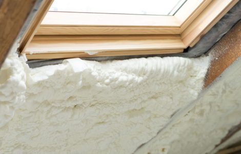 Isolation de la sous-toiture avec de la mousse de polyuréthane autour de la fenêtre de toit