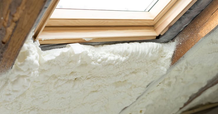 Isolation de la sous-toiture avec de la mousse de polyuréthane autour de la fenêtre de toit