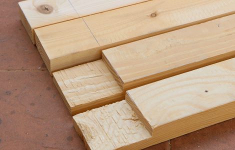 Vue sur les éléments en bois d’un meuble avant l’assemblage