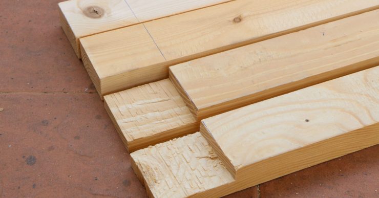 Vue sur les éléments en bois d’un meuble avant l’assemblage
