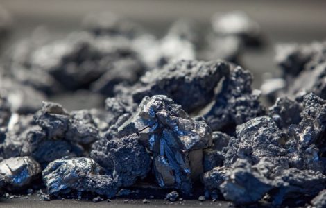 De peits blocs de titane en gros plan