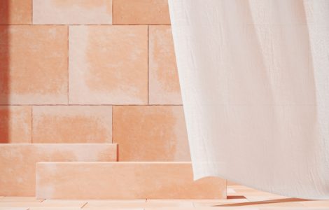 Des tuiles roses en terre cuite