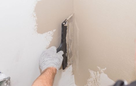 Un homme appliquant de l'enduit sur le mur