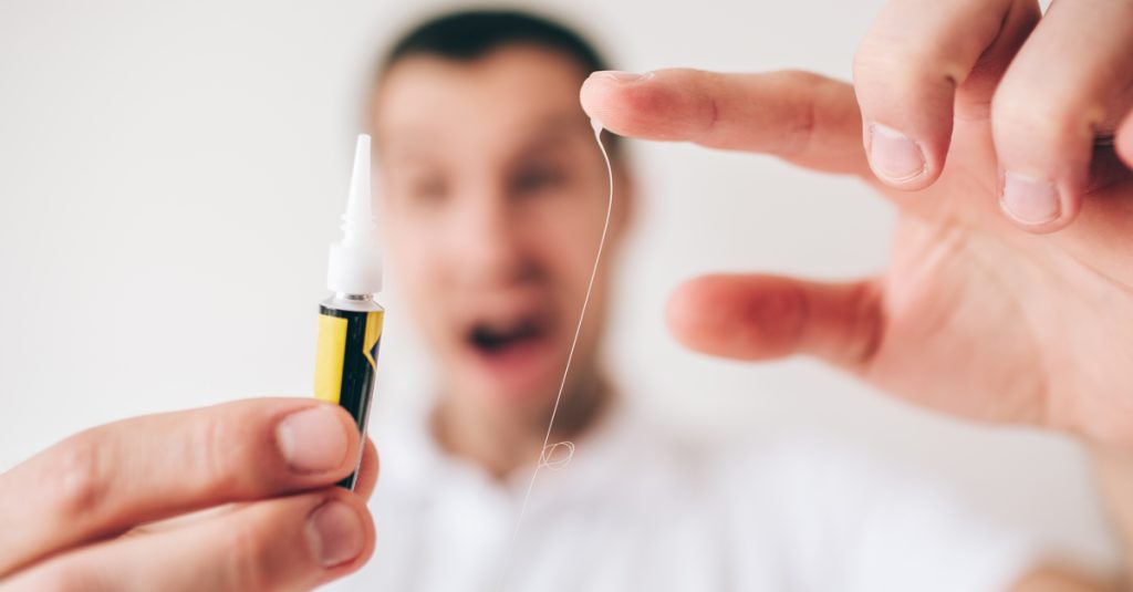 6 astuces faciles pour enlever la colle sur vos mains