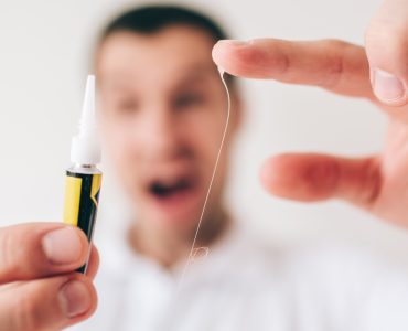 Focus sur les mains d'un homme avec de la colle sur les doigts