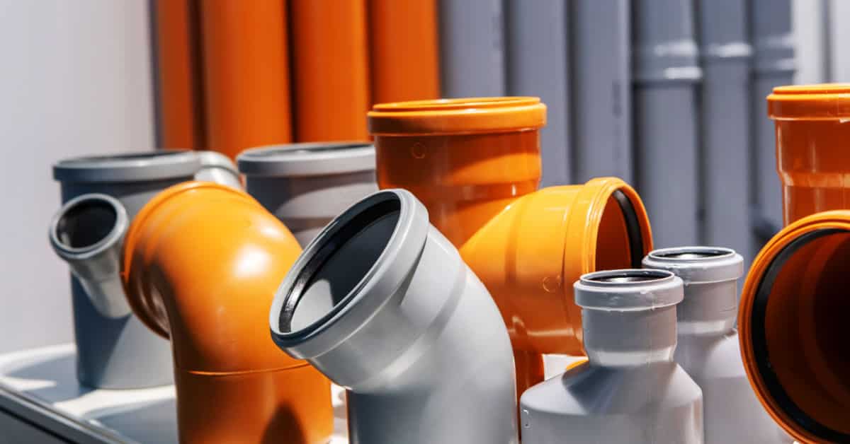 Des raccords d'égout en PVC de différentes couleurs