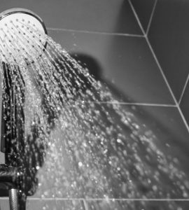 Vue de dessous du jet d'eau du pommeau de douche