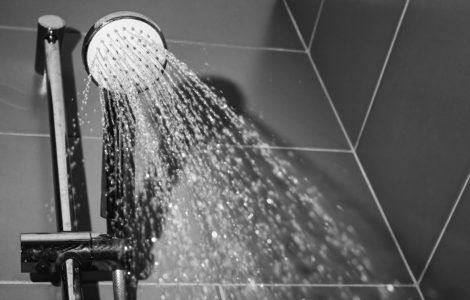 Vue de dessous du jet d'eau du pommeau de douche