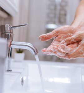 Gros plan sur un homme se lavant les mains dans le lavabo