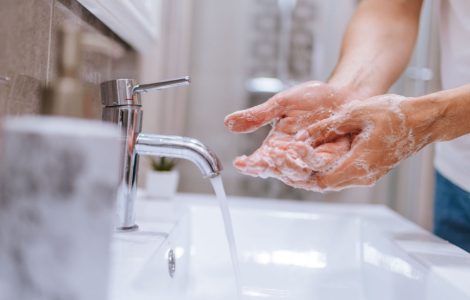 Gros plan sur un homme se lavant les mains dans le lavabo