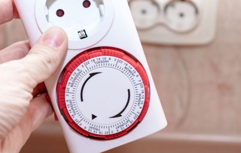 Zoom sur une main tenant une prise à minuteur