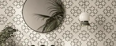 Du papier peint noir et blanc à motifs fleurs dans la salle de bain
