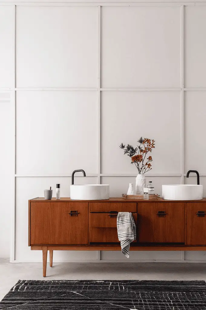 Une enfilade scandinave comme meuble de salle de bain pour une déco authentique bourrée de caractère