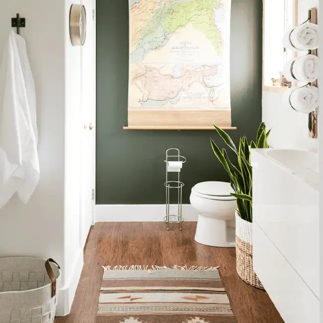 Un pan de mur peint en vert kaki dans la salle de bain