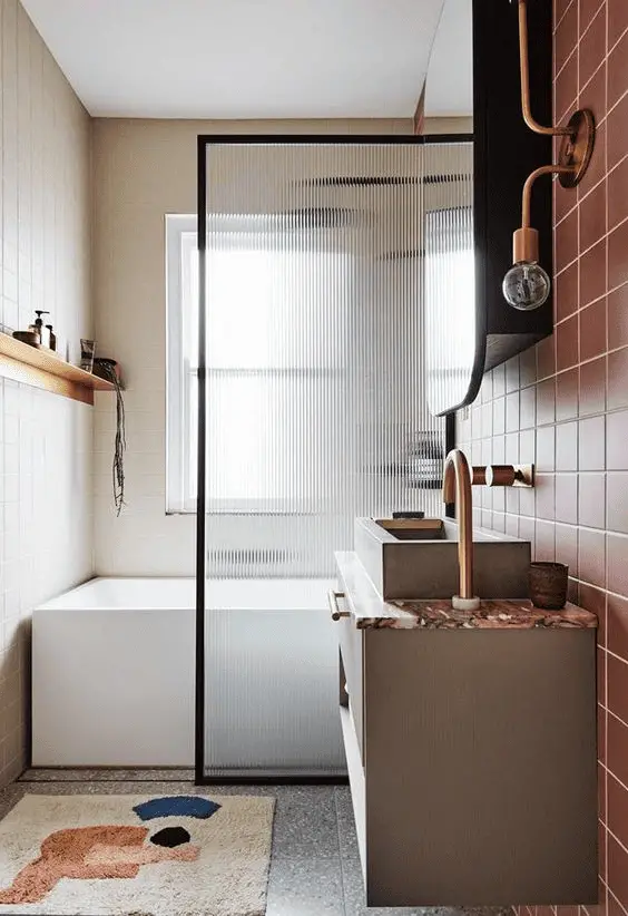 Une salle de bain savamment relookée avec une peinture beige et terracotta