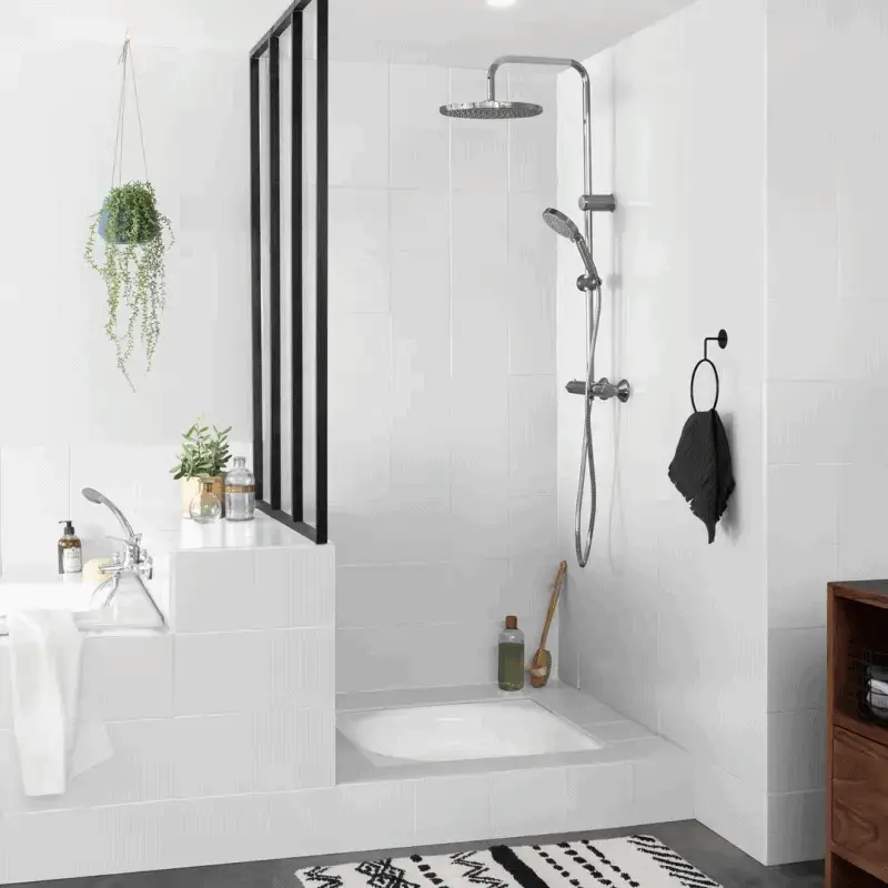 Des carreaux rénovés avec une peinture blanche V33, une couleur lumineuse et intemporelle parfaite pour moderniser une salle de bain
