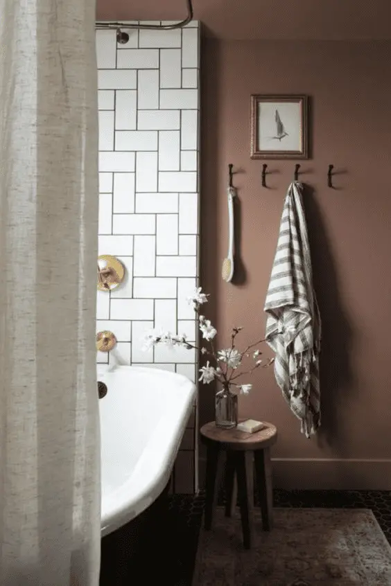 Une peinture rose poudrée pour les murs non carrelés de cette petite salle de bain