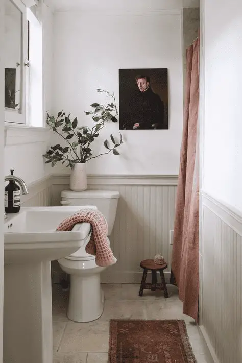 Un rideau rose pour réchauffer une petite salle de bain claire