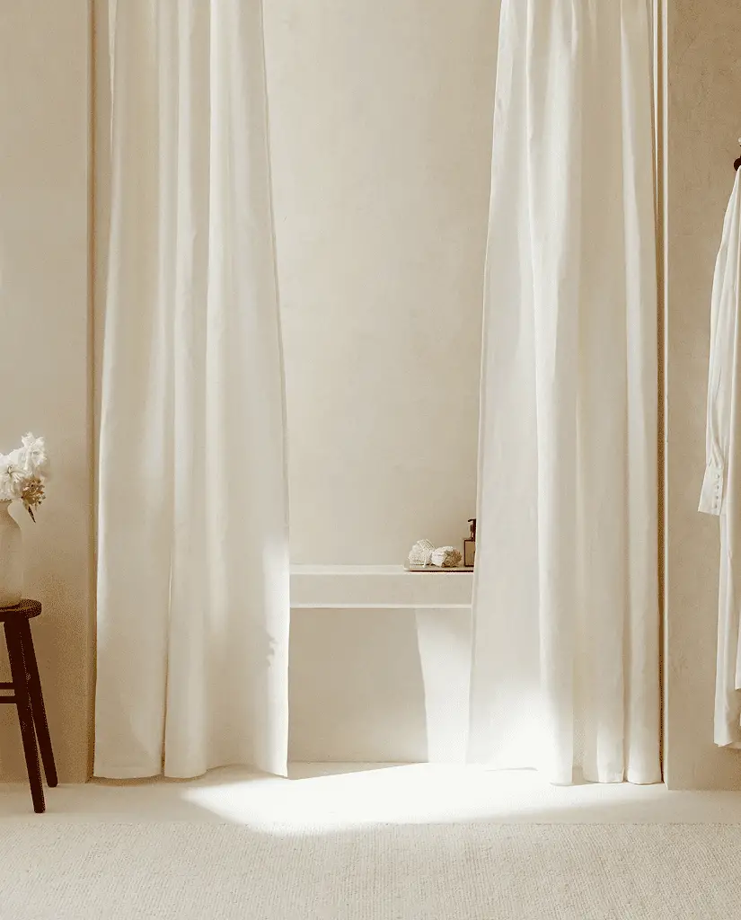 Deux rideaux en lin imperméables devant la baignoire pour ajouter une touche de distinction à sa salle de bain
