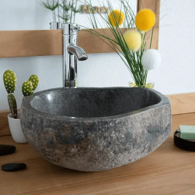 Une vasque en pierre naturelle pour une salle de bain à la décoration originale