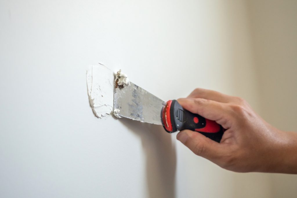 Une fois votre cheville retirée ou enfoncée, il faut combler le trou avec de l’enduit de rebouchage